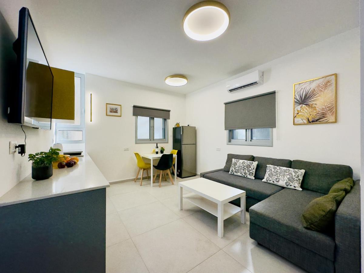 Amazing 2Rooms Apt In Bat Yam - Step By The Beach Exterior foto